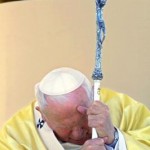 Sorge im Vatikan: Muss der Papst in den Rollstuhl?